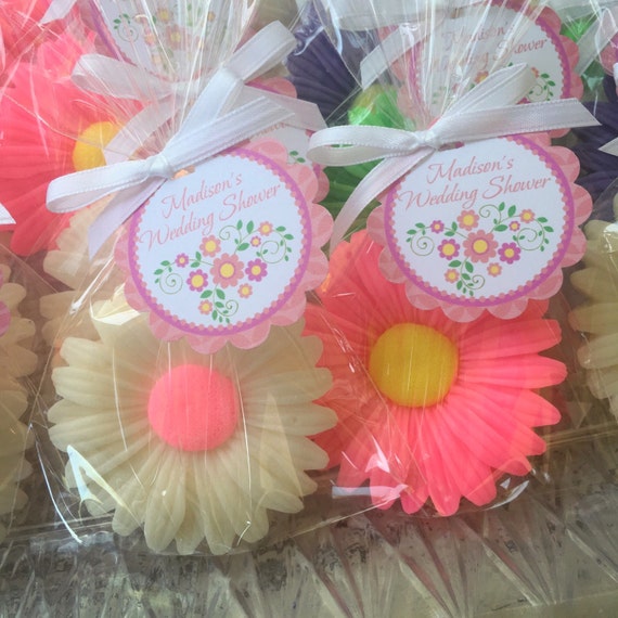 10 DAISY SOAPS {Favors}  Daisy Bridal Shower, Flower Baby Shower, Spring, Daisies, Party Favor 