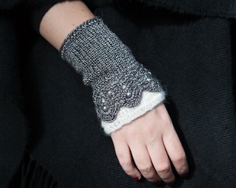 Crocheted and knitted anthracite/cream wrist warmers with pearls. Fingerless gloves. Wool and polyamide.