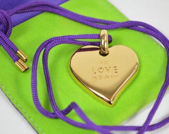 Yves Saint Laurent " In Love Again " dije colgante dorado con cinta y estuche
