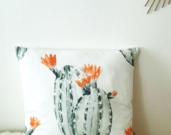 Housse de coussin Cactus et fleurs orange en satin blanc| NEW home decor 2017 / Décoration d'intérieur | Salon & Chambre | Design Tropical