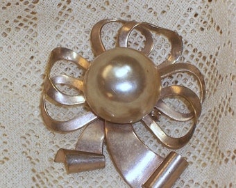 Vintage Goldtone Brooch with Faux Pearl