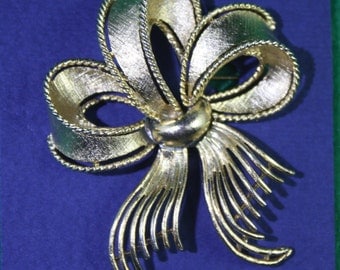 Vintage LISNER Gold Metal Frayed Ribbon Brooch