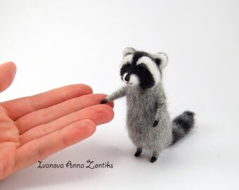 Needle felted raccoon, raccoon toy, tiny felted raccon, animals for dollhouse, cute raccoon, toy raccoon, miniature raccoon, OOAK raccoon