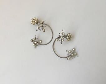 50s ear wrap earrings of silver tone bendable wire and faux pearls
