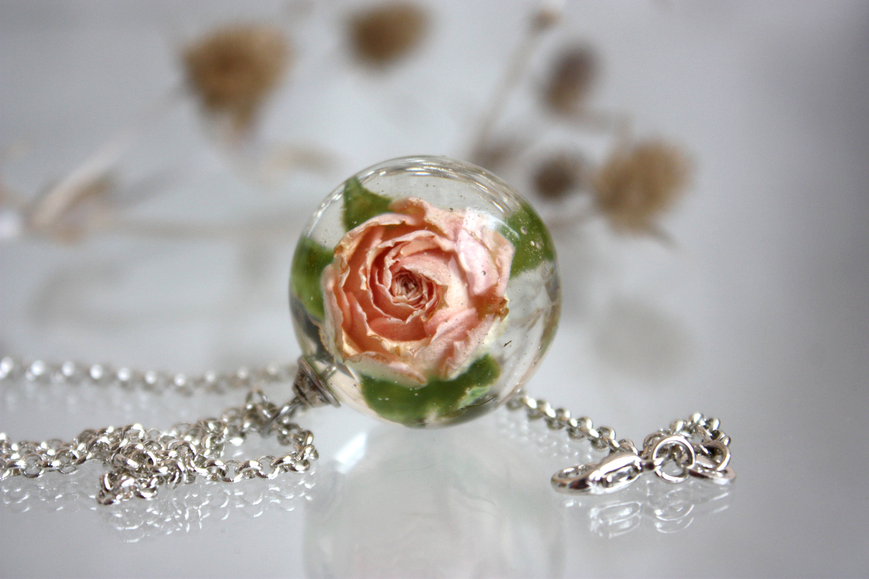 White Rose epoxy resin 25 mm. Pendant with dry rose. Epoxy