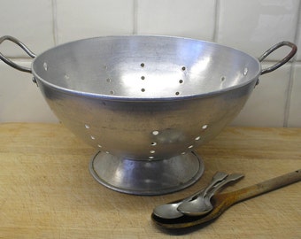 Vintage metal colander, aluminium 1940 - 1950s standard size Kitchenalia retro cookware bakeware utensil cooking vegetable strainer