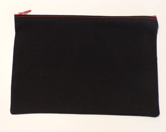 Pochette noire avec fermeture éclair rouge