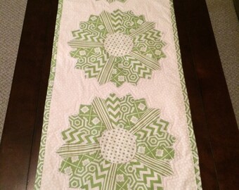 Dresden plate Table Runner, green