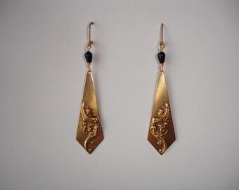 Earrings - Boucles d'oreilles Art Déco dorées avec estampes anges et perles agates