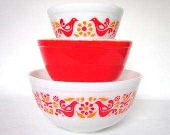 Set of 3 Pyrex Nesting Mixing Bowls Friendship Pattern (Love Birds and Flowers) Red and Orange