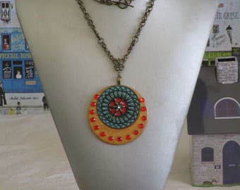 Ravissant collier plastron en bois laqué or et bronze "Rosace turquoise et rouge"