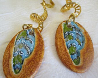 Ravissantes boucles d'oreilles en céramique et métal doré "motif bleu sur fond marron glacé"