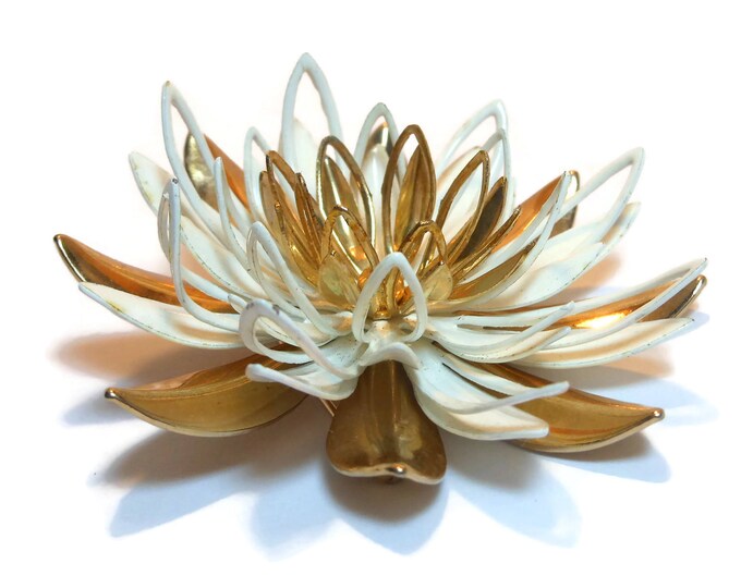 FREE SHIPPING Sarah Coventry 1966 "Water Lily" brooch, gold tone and white enamel petals, open work leaves, floral pin