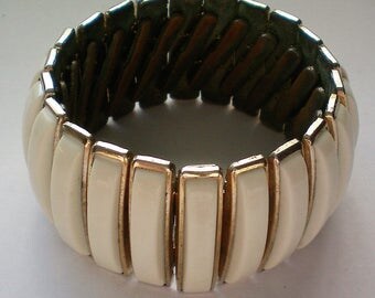 Ivory Colored Lucite Expansion Bracelet - 5244