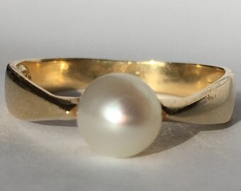 Vintage Pearl Ring. 14k Yellow Gold Setting. Estate Jewelry. June Birthstone. 4th Anniversary Gift. Unique Engagement Ring. Italian Made.