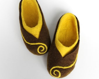 Felted wool women slippers / handmade house shoes / ecological felt slippers for woman