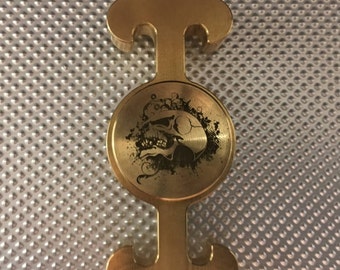 Fingers Spinner brassy, laser engraving (Krios) Art