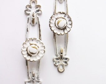 French White Shabby Painted Hardware. Backplate w Knob pull Handle. Dresser Hardware