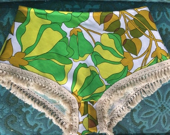 High waisted hotpants / 70s / vintage fabric / fringed hotpants / upcycled / festivalwear / beach hotpants