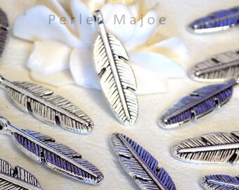 Lot de 4 breloques forme plume en métal couleur argent antique