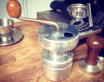 Superbe quality coffee grinder, perfect grip in hand, fully working !