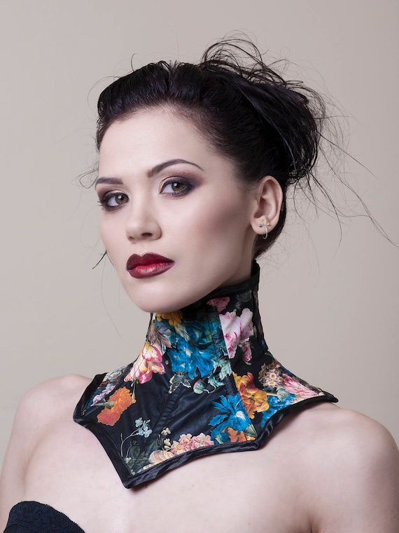 Neck Corset in Floral Faux Leather