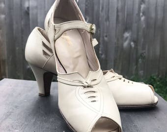 Vintage 1930s Ivory Leather Peep Toe Heels / Size 6.5