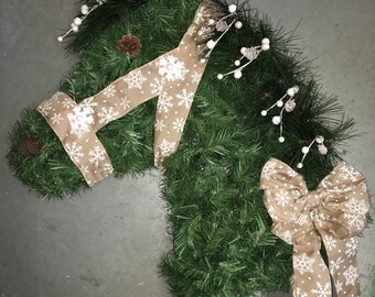Beautiful faux pine horse head wreath with natural color snowflake ribbon. Approx. 24"x21".