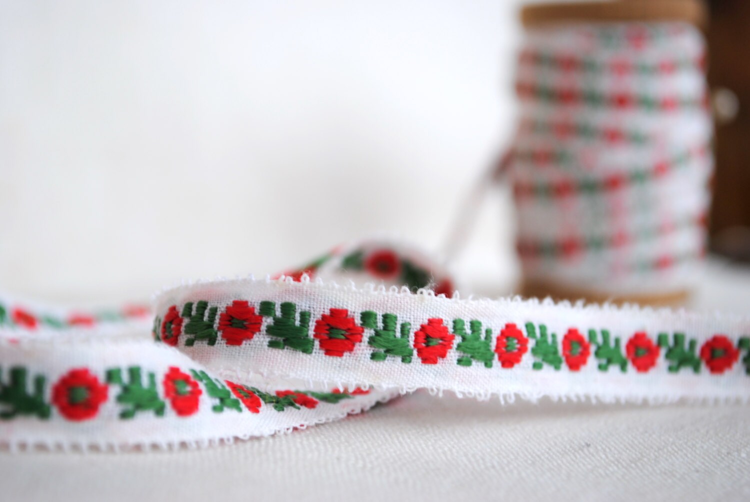 Embroiderd Jacquard Trim Ribbon cotton with red flowers and