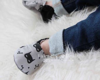 Batman Baby Shoes//Batman Baby, baby Boy Shoes, Baby Shoes, Baby Boy Booties, Batman Baby Boy, Soft Sole Shoes, Batman Booties, Baby Booties