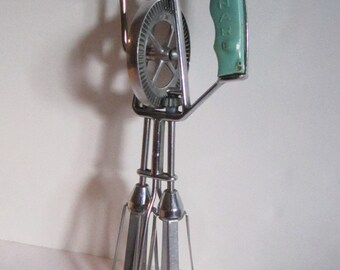 50% off ** BIG SALE *** Vintage Maynard hand egg beater ** coupon code : TVA17ET501