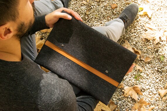 Felt and leather MACBOOK SLEEVE - charcoal and tan / wool felt cover / felt sleeve / wool felt macbook sleeve / felt case / made in Italy