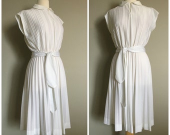 Vintage 1970s PLEATED WHITE Dress/Midi Dress/Belted Dress/size Small-Medium