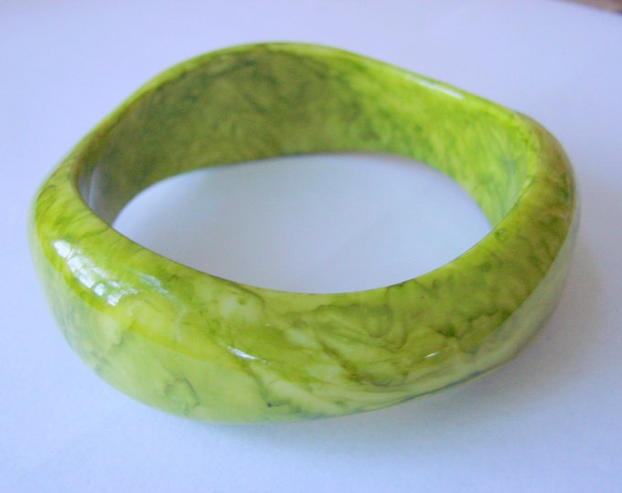 Chunky Vintage Lucite Marbled Lime & Forest Green Wave Bangle Bracelet Jewelry Jewellery