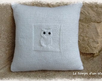 Knitted OWL pattern cushion
