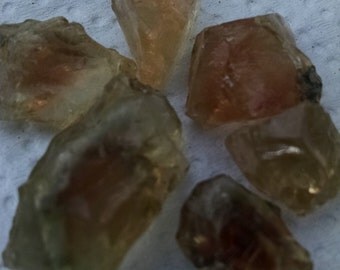 Oregon sunstone reds and Schiller rough gems, 94ct