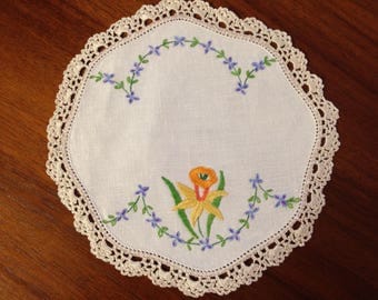Vintage hand embroidered doily, 21cm, daffodil and forget me nots