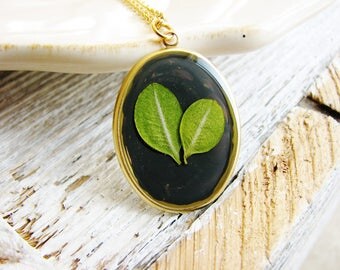 Green Leaf Necklace, Pressed Flower Necklace, Leaf Necklace, Botanical Jewelry, Resin Jewelry, Nature Pendant