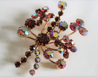 Vintage red crystal brooch. Red rhinestone brooch. Vintage jewellery. Aurora borealis brooch.