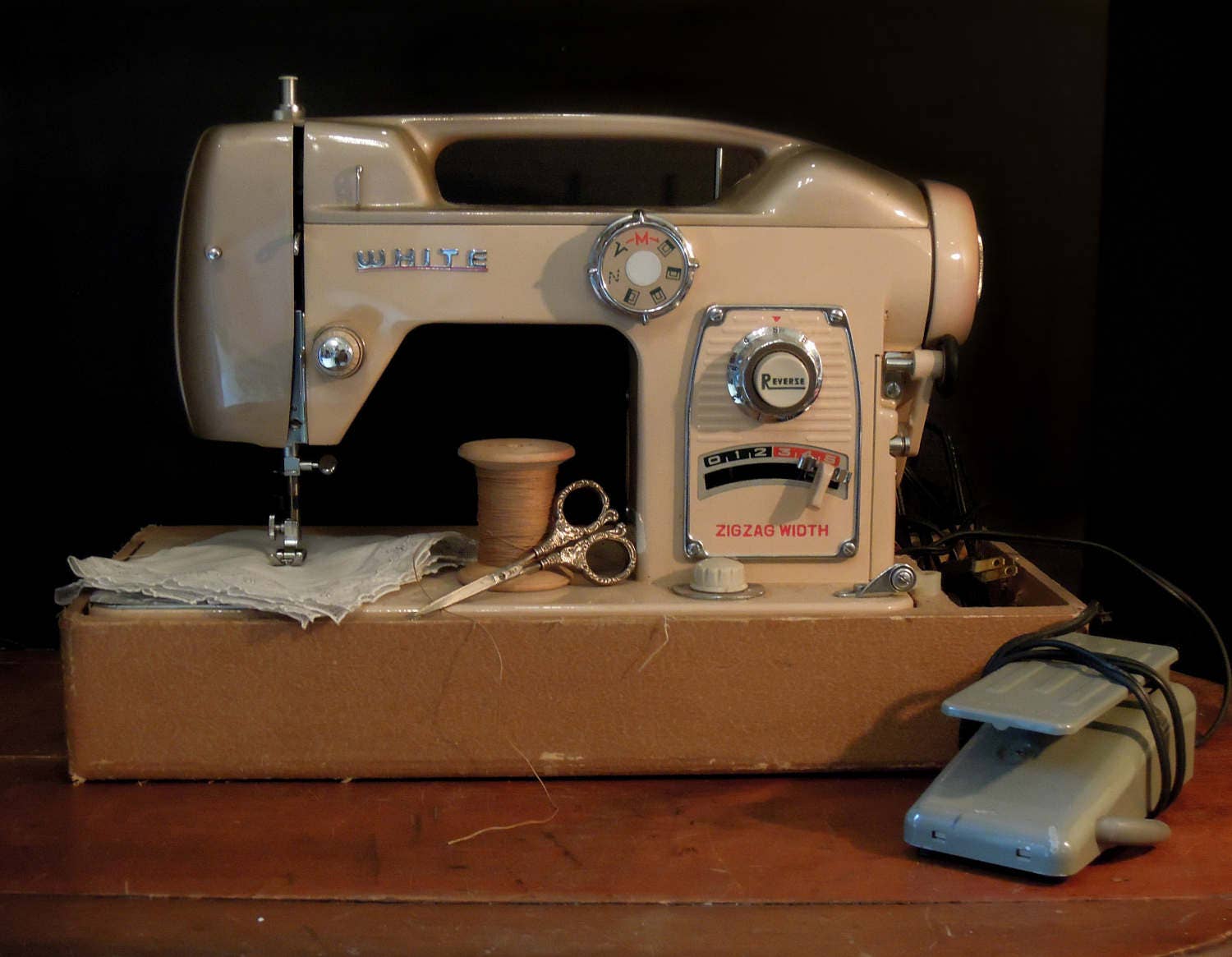 Vintage White Sewing Machine / Model 764 / Fairlady Sewing
