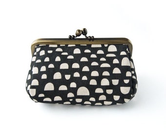 Metal frame capacious pouch // Black Mountains