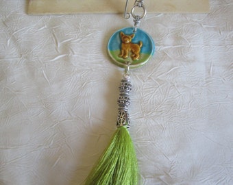Broche métal argenté et céramique "Petit toutou charmant"