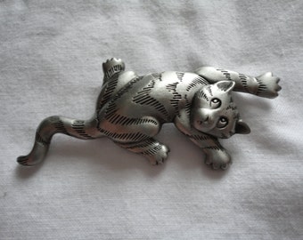 Vintage Pewtertone Metal Climbing Cat Brooch by Jonette Jewellery - 1990s - Fully Signed JJ@1988