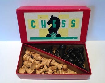 1960s English Staunton Pattern Boxwood Chess Set. Chessmen. Chess Pieces.