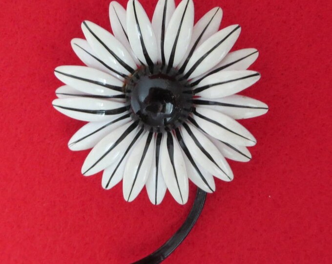 White Black Enamel Daisy Pin, Vintage Retro Flower Brooch Spring Summer Estate Costume Jewelry