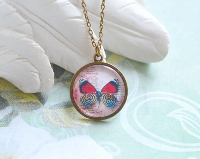 BUTTERFLY KISSES Round pendant metal brass with the image of butterfly under glass // Retro, Vintage, Shabby Chic