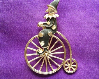 A really sweet vintage 1980s Clown riding a Penny Farthing Bicycle Brooch/Pin