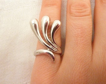 Modern Sterling Silver Flowing Ring Size 6