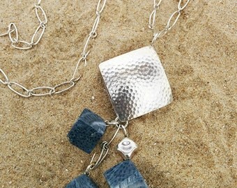 Blue coral pendant. Silver coral pendant. Colgante con coral azul. Boho jewelry. Bohemian jewelry. Coral akori. Collar de plata.