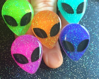 Glitter Alien Ring / Colorful Alien Jewelry / Creepy Cute Pastel Goth Soft Grunge 90s Fashion / Resin Alien Ring / Gothic Horror Paranormal